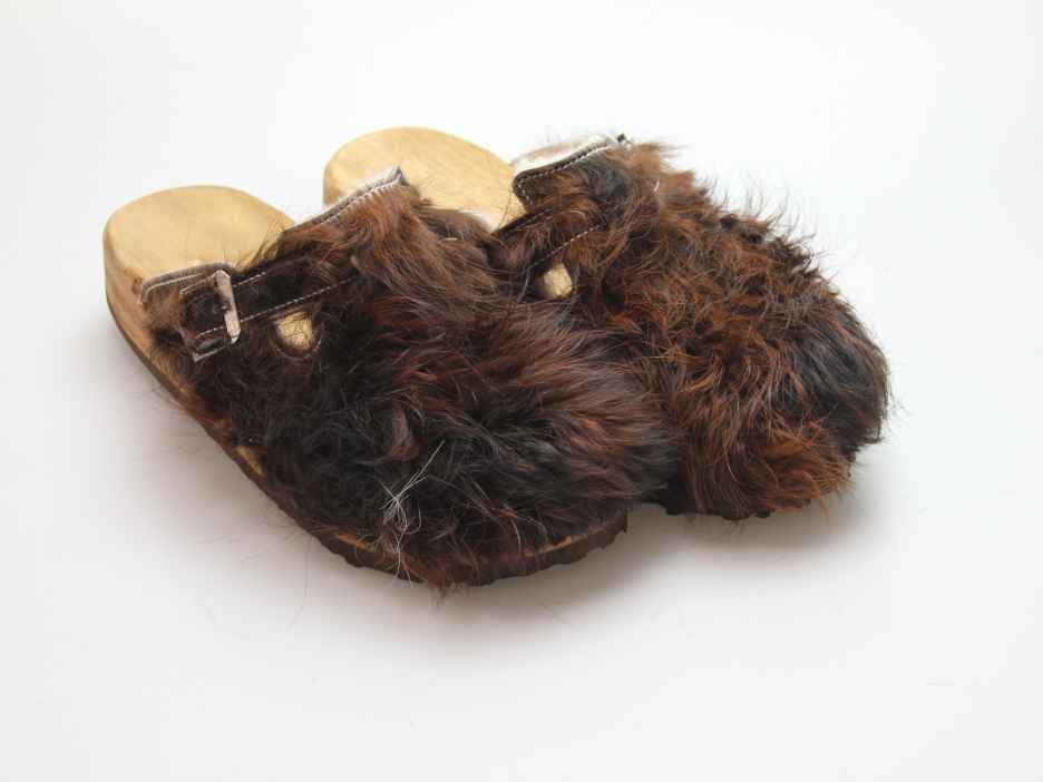 Bewegliche Clogs mit Keilsohle in Fell gefüttert