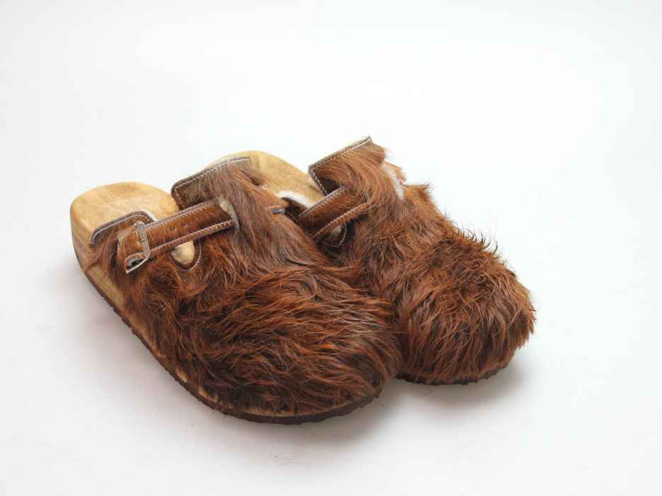 Bewegliche Clogs mit Keilsohle in Fell gefüttert