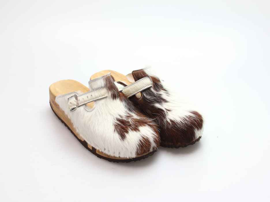Bewegliche Clogs mit Keilsohle in Fell gefüttert