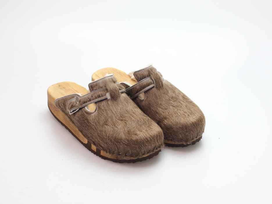 Bewegliche Clogs mit Keilsohle in Fell gefüttert