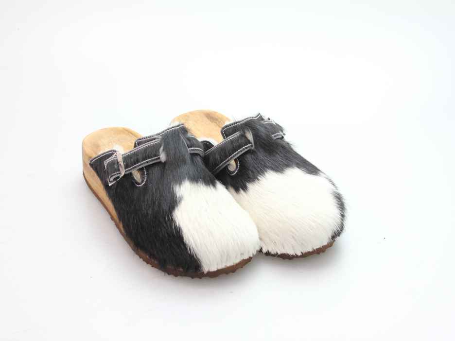 Bewegliche Clogs mit Keilsohle in Fell gefüttert