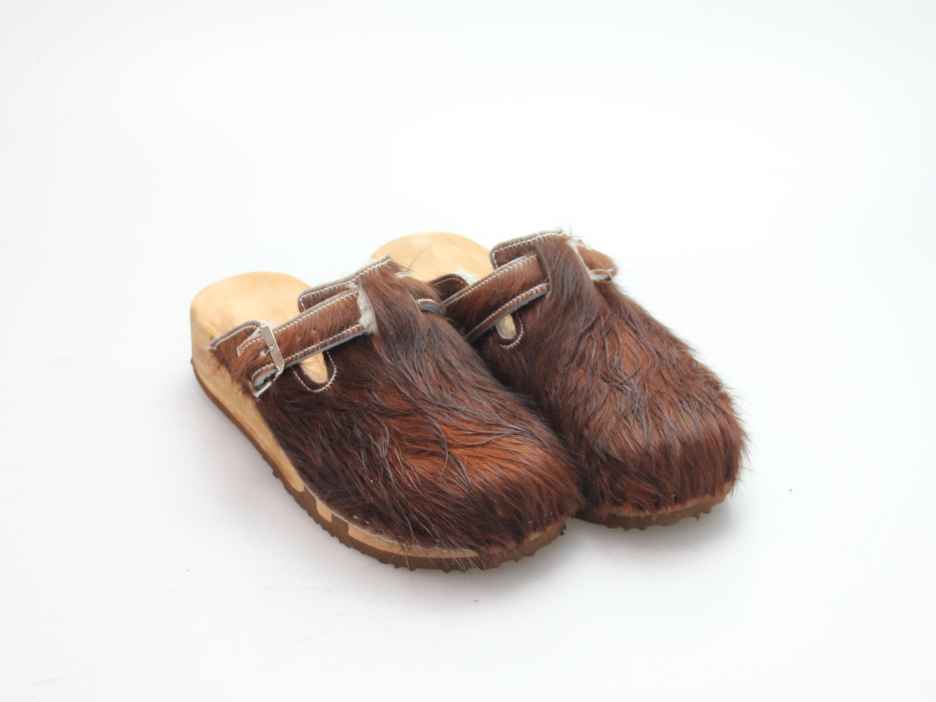 Bewegliche Clogs mit Keilsohle in Fell gefüttert