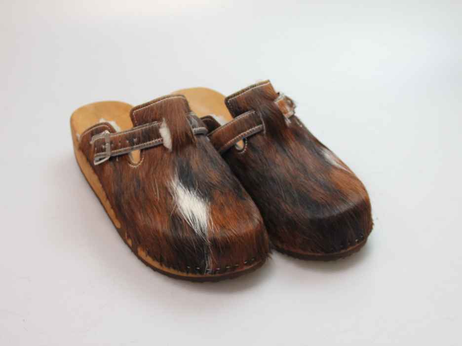 Bewegliche Clogs mit Keilsohle in Fell gefüttert