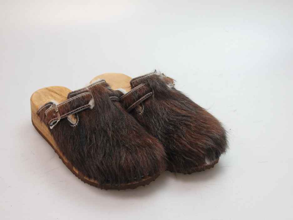 Bewegliche Clogs mit Keilsohle in Fell gefüttert