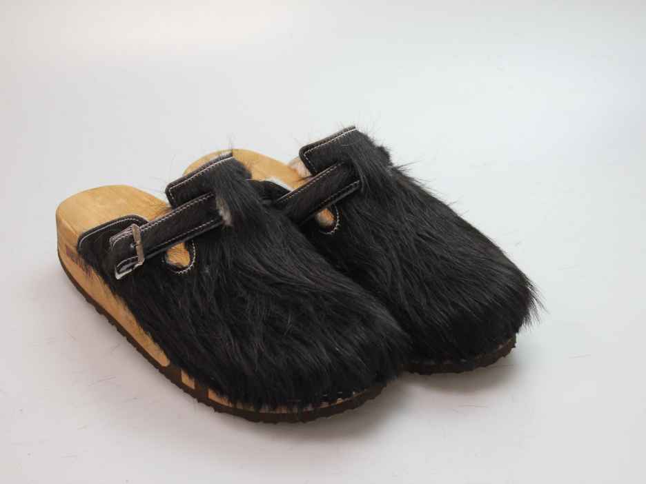 Bewegliche Clogs mit Keilsohle in Fell gefüttert