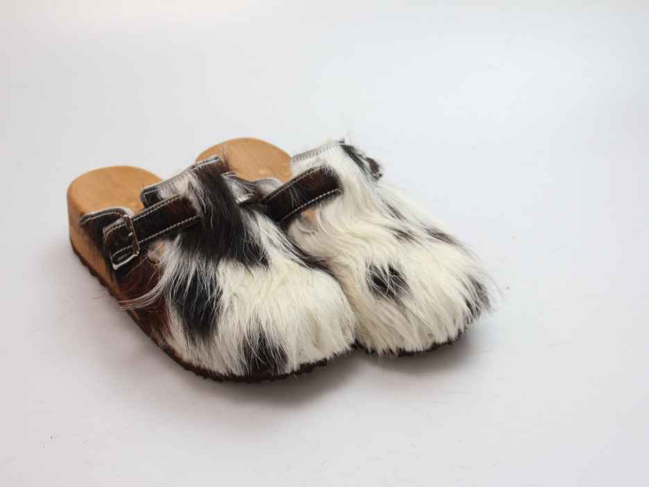 Bewegliche Clogs mit Keilsohle in Fell gefüttert