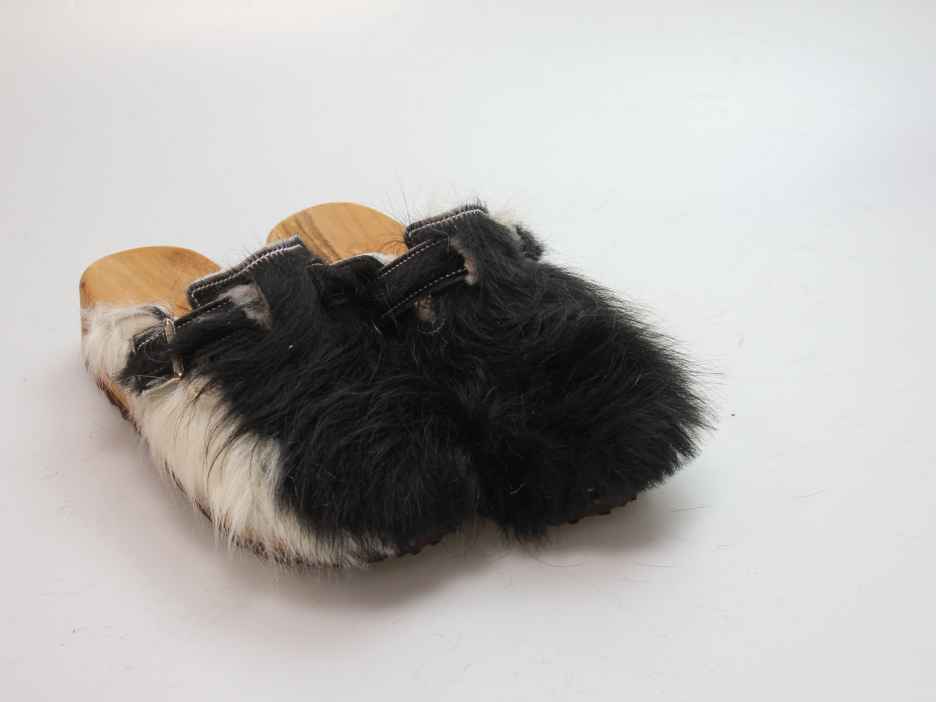 Bewegliche Clogs mit Keilsohle in Fell gefüttert