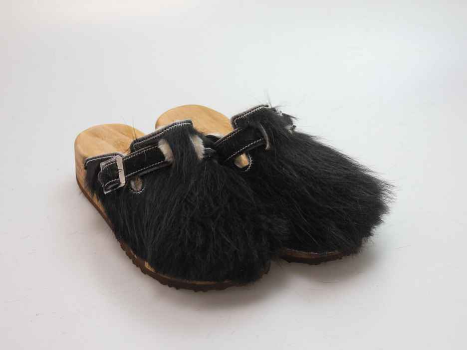 Bewegliche Clogs mit Keilsohle in Fell gefüttert