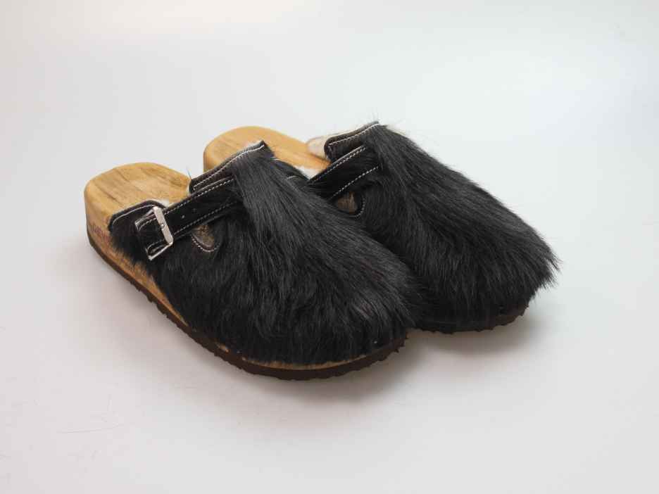 Bewegliche Clogs mit Keilsohle in Fell gefüttert