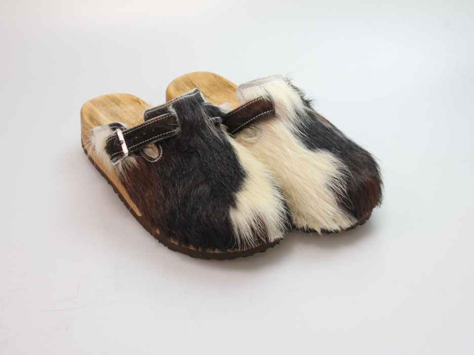 Bewegliche Clogs mit Keilsohle in Fell gefüttert