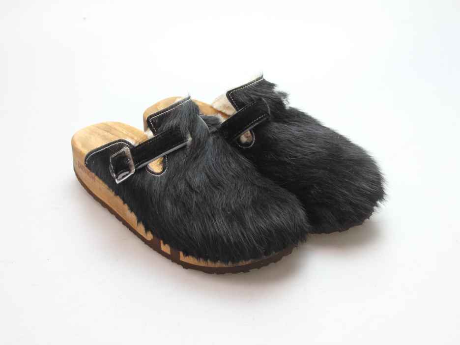 Bewegliche Clogs mit Keilsohle in Fell gefüttert