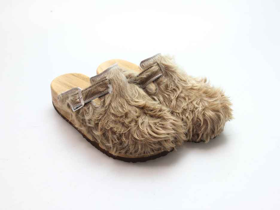 Bewegliche Clogs mit Keilsohle in Fell gefüttert