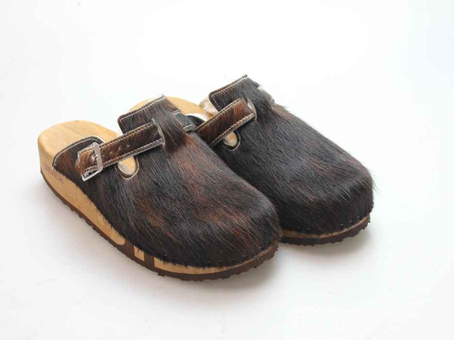 Bewegliche Clogs mit Keilsohle in Fell gefüttert