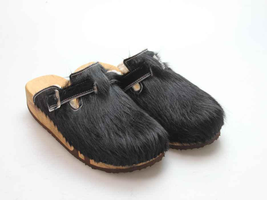 Bewegliche Clogs mit Keilsohle in Fell gefüttert