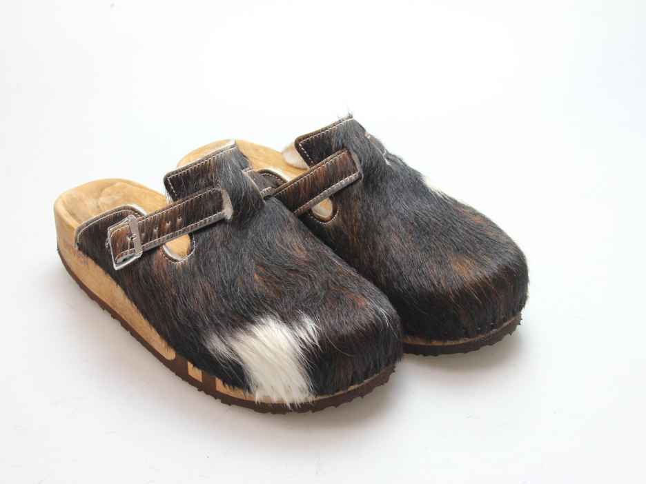 Bewegliche Clogs mit Keilsohle in Fell gefüttert