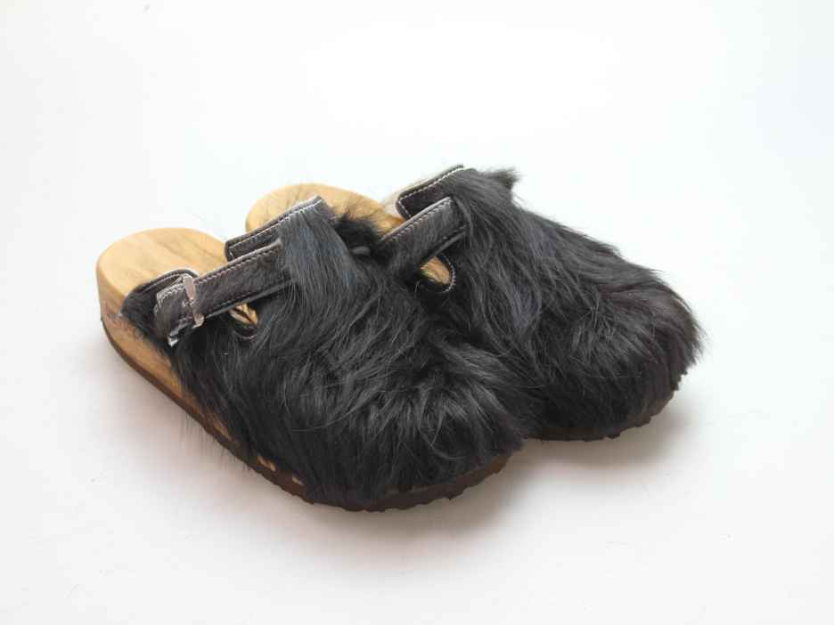 Bewegliche Clogs mit Keilsohle in Fell gefüttert