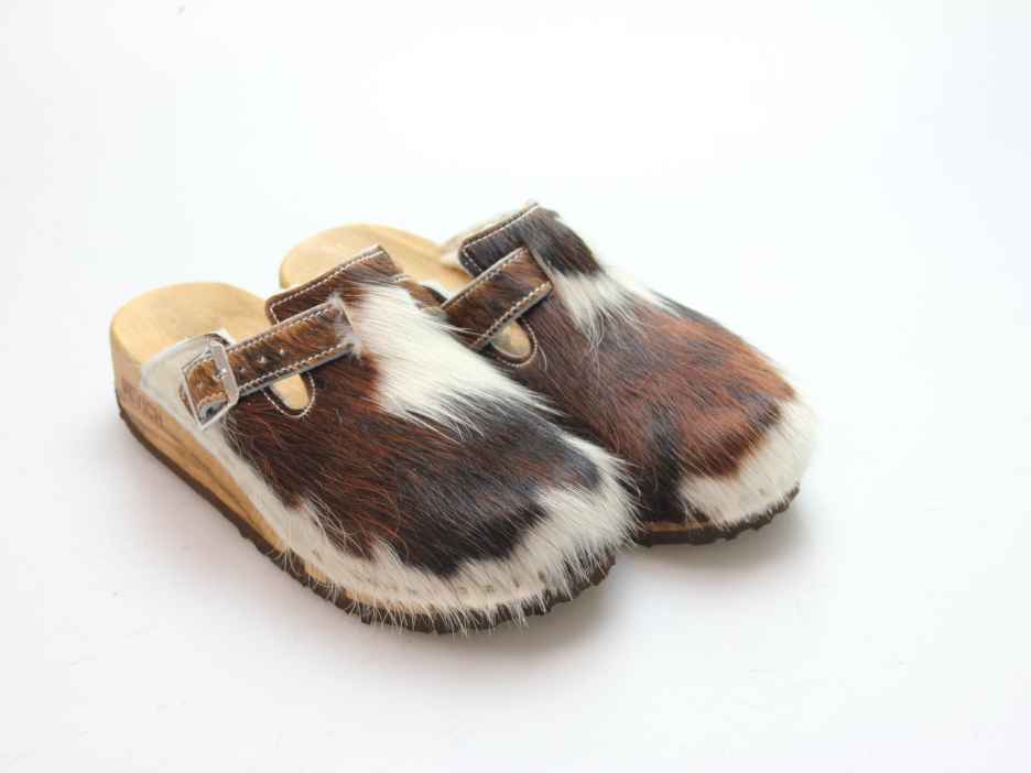 Bewegliche Clogs mit Keilsohle in Fell gefüttert