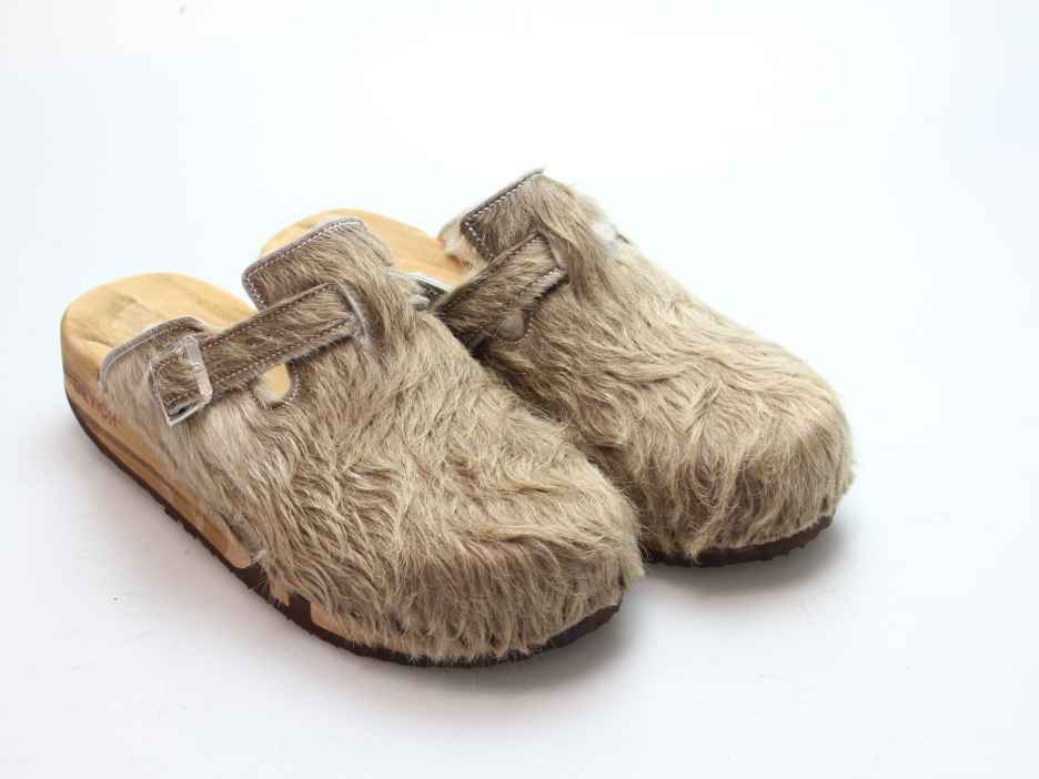 Bewegliche Clogs mit Keilsohle in Fell gefüttert