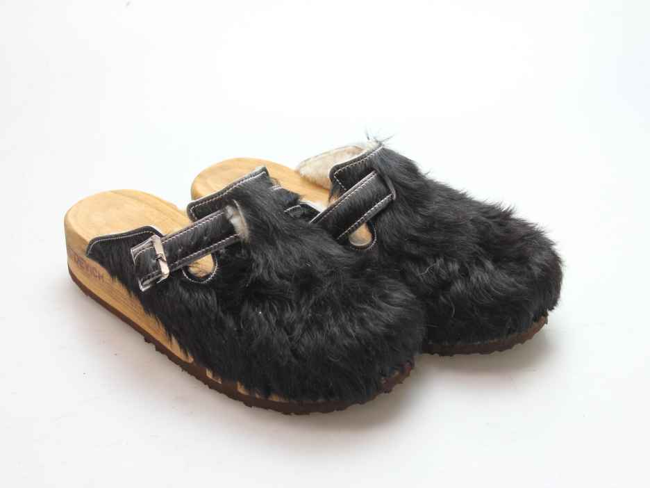 Bewegliche Clogs mit Keilsohle in Fell gefüttert