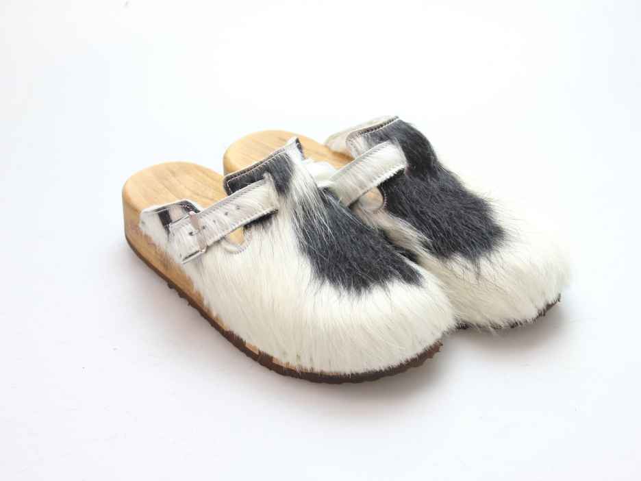 Bewegliche Clogs mit Keilsohle in Fell gefüttert