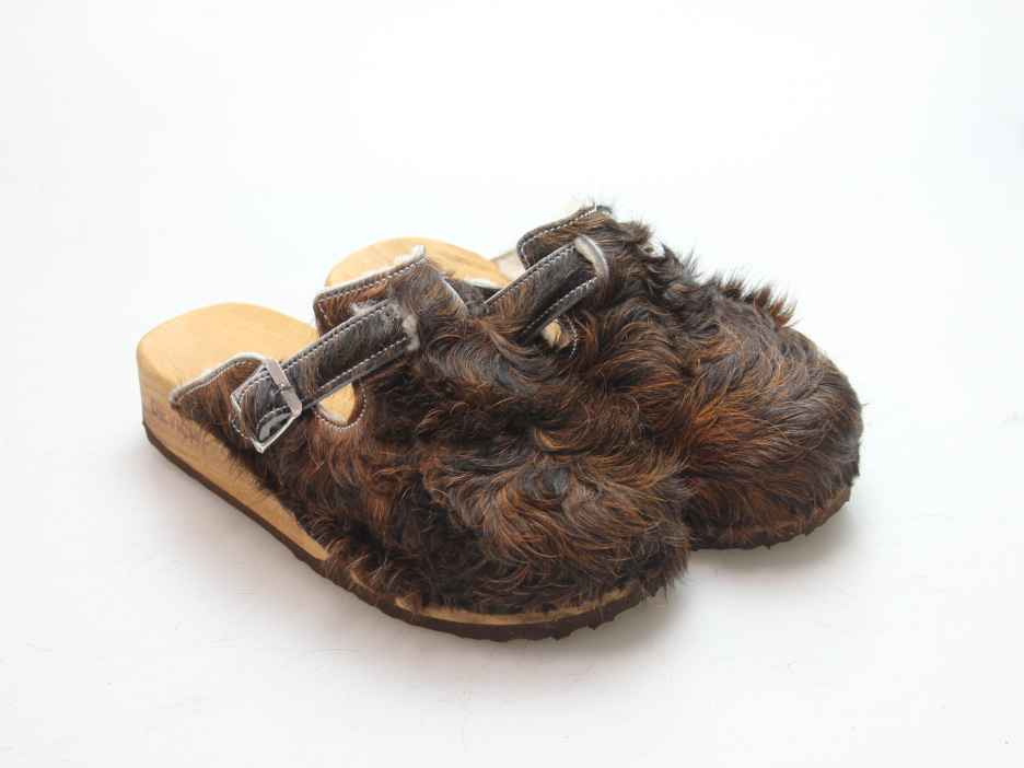 Bewegliche Clogs mit Keilsohle in Fell gefüttert