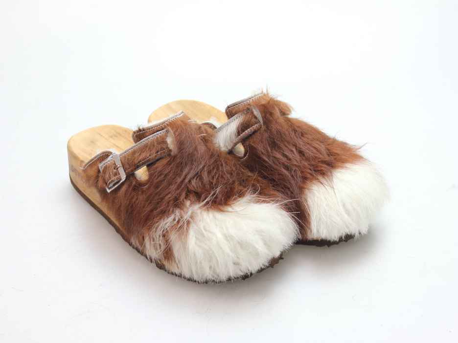 Bewegliche Clogs mit Keilsohle in Fell gefüttert
