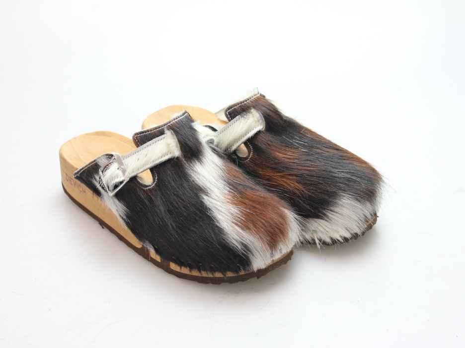 Bewegliche Clogs mit Keilsohle in Fell gefüttert