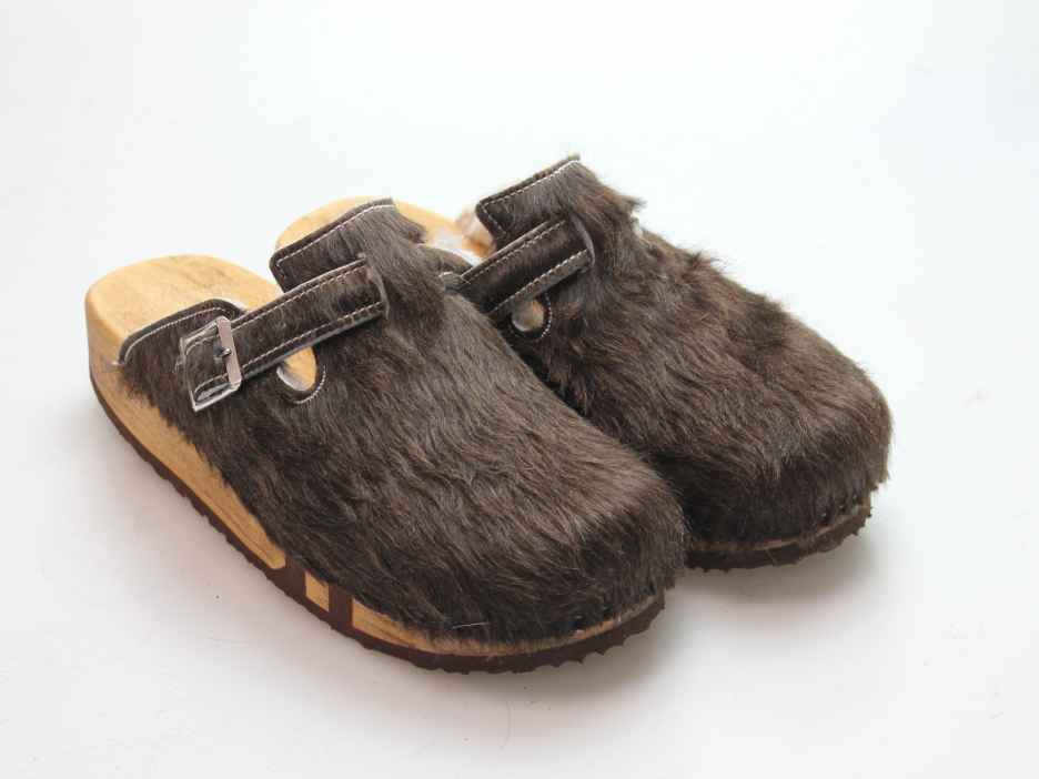 Bewegliche Clogs mit Keilsohle in Fell gefüttert