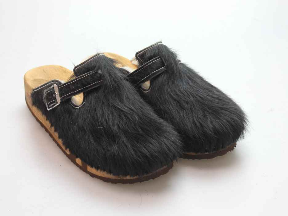 Bewegliche Clogs mit Keilsohle in Fell gefüttert