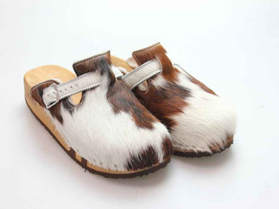 Bewegliche Clogs mit Keilsohle in Fell gefüttert