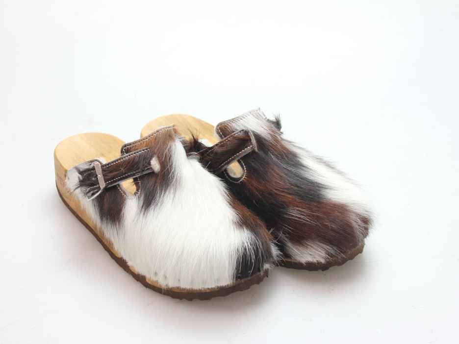 Bewegliche Clogs mit Keilsohle in Fell gefüttert