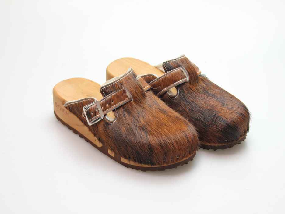 Bewegliche Clogs mit Keilsohle in Fell gefüttert