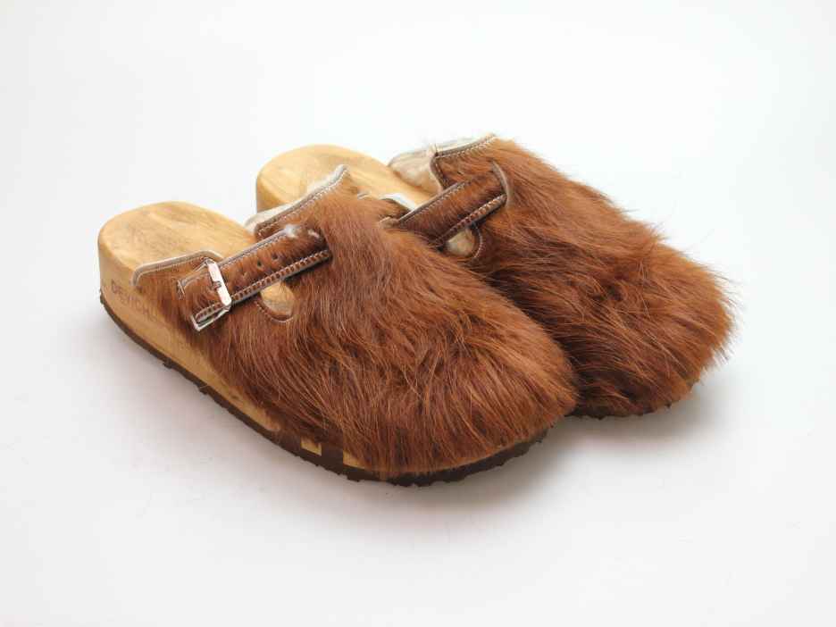 Bewegliche Clogs mit Keilsohle in Fell gefüttert