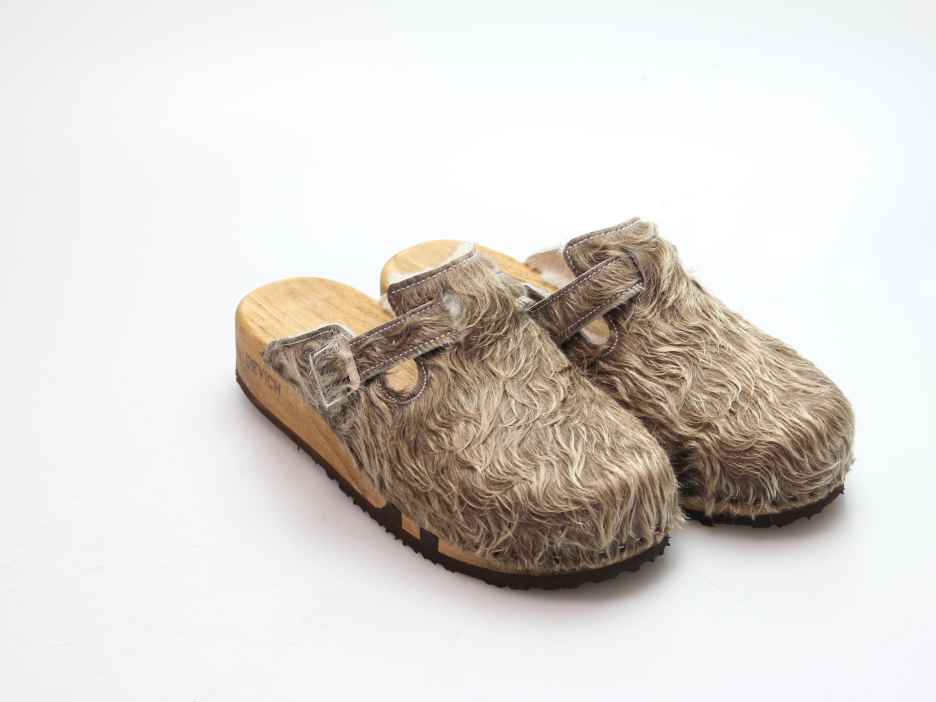 Bewegliche Clogs mit Keilsohle in Fell gefüttert