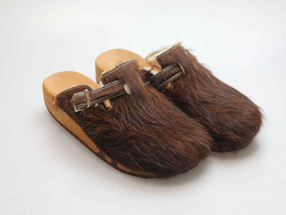 Bewegliche Clogs mit Keilsohle in Fell gefüttert