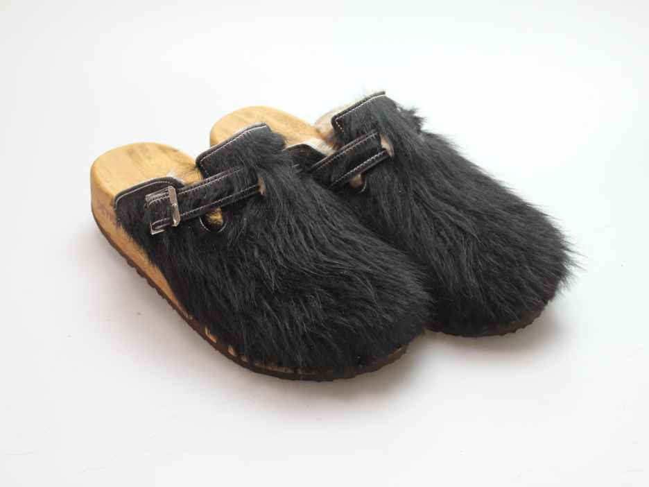 Bewegliche Clogs mit Keilsohle in Fell gefüttert