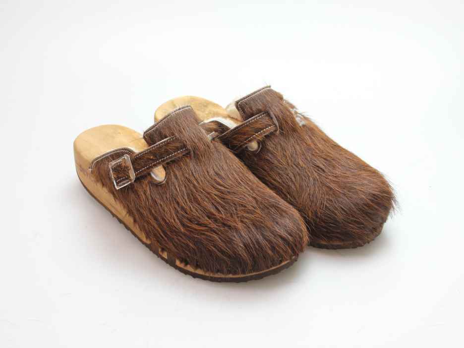 Bewegliche Clogs mit Keilsohle in Fell gefüttert