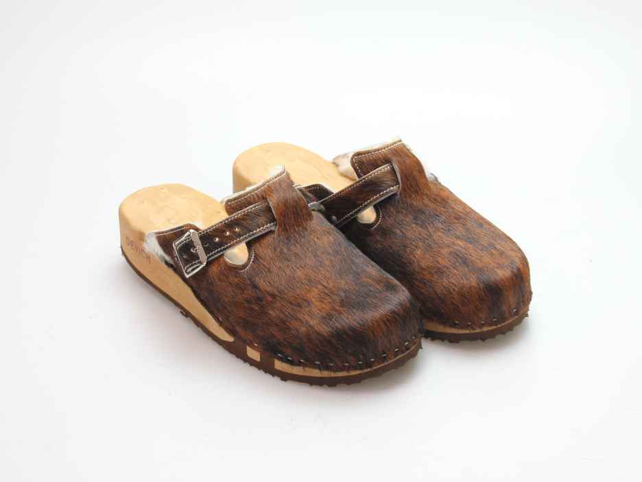 Bewegliche Clogs mit Keilsohle in Fell gefüttert