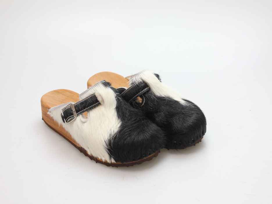 Bewegliche Clogs mit Keilsohle in Fell gefüttert
