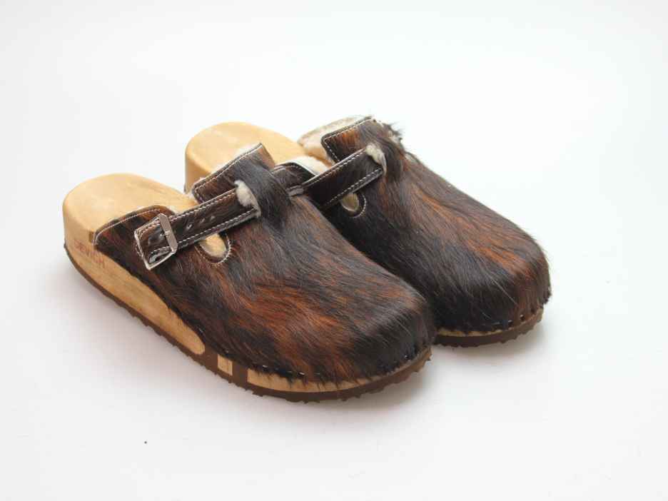 Bewegliche Clogs mit Keilsohle in Fell gefüttert