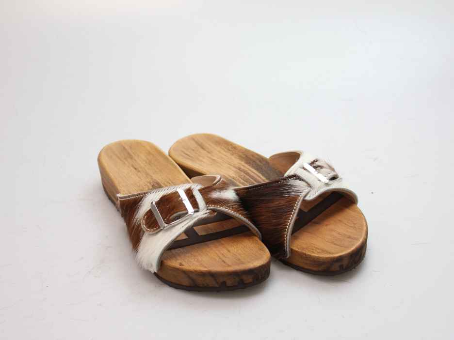 Bewegliche Sandale mit einem Riemen in Leder