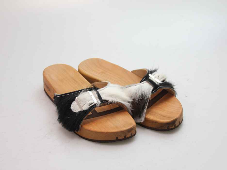 Bewegliche Sandale mit einem Riemen in Leder