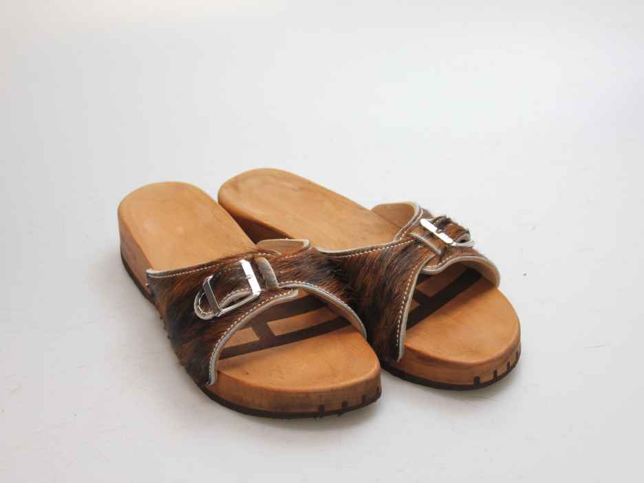 Bewegliche Sandale mit einem Riemen in Leder