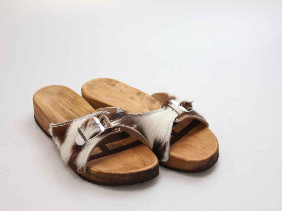 Bewegliche Sandale mit einem Riemen in Leder