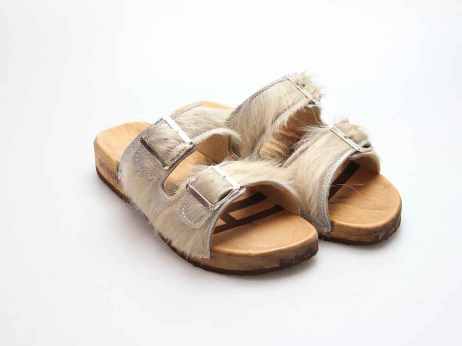 Bewegliche Sandale mit 2 Riemen in Fell