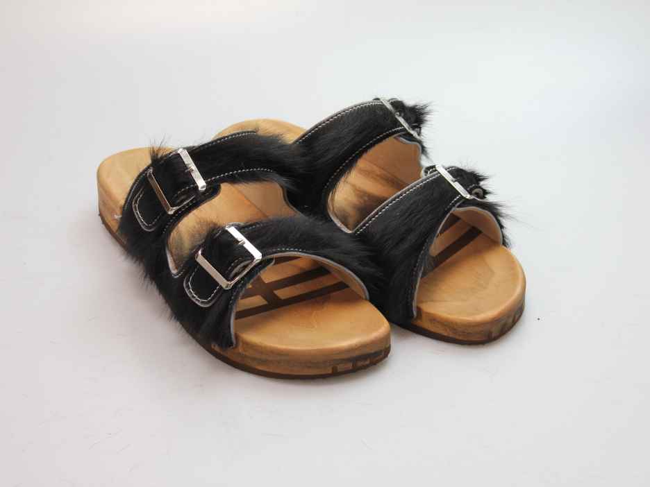 Bewegliche Sandale mit 2 Riemen in Fell