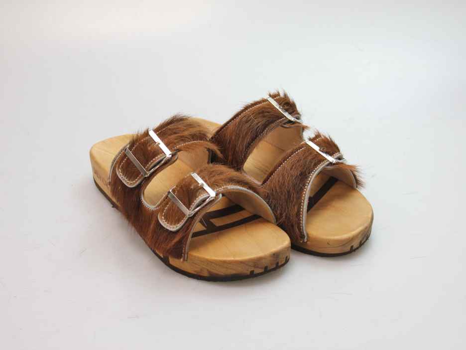 Bewegliche Sandale mit 2 Riemen in Fell