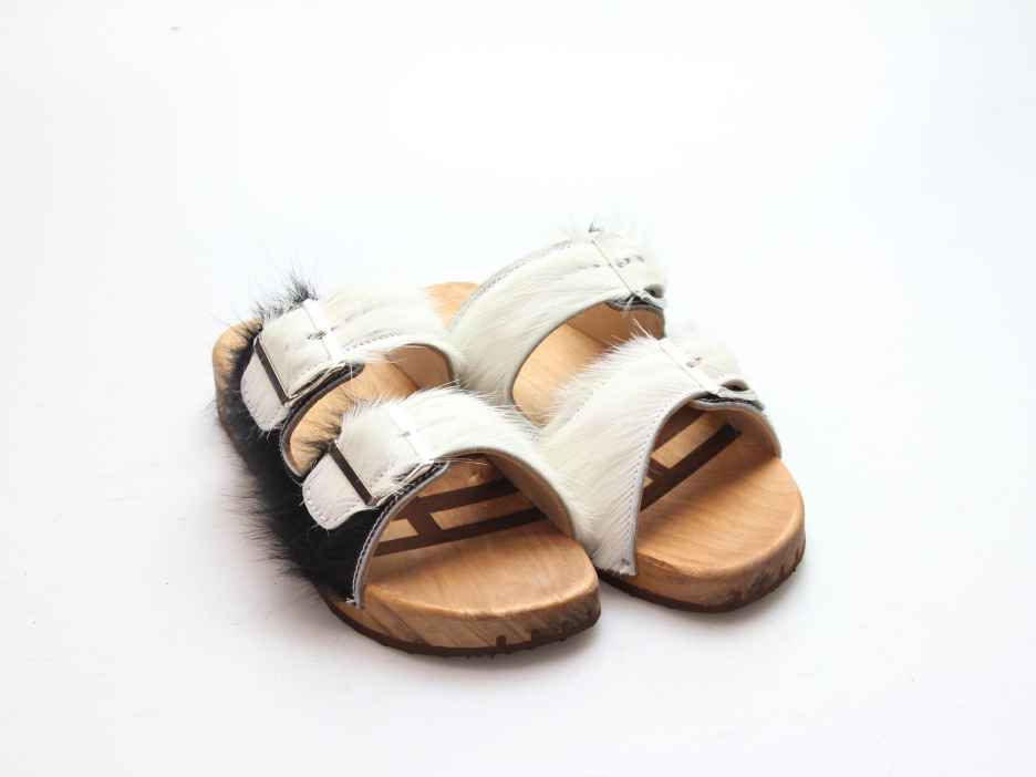 Bewegliche Sandale mit 2 Riemen in Fell