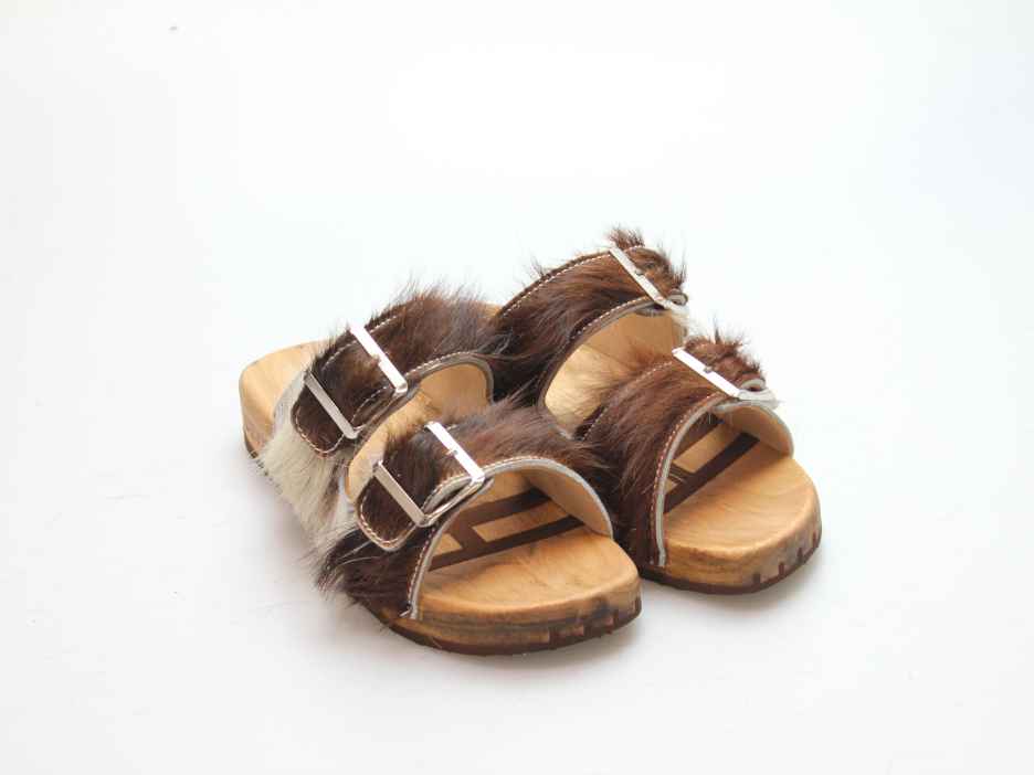 Bewegliche Sandale mit 2 Riemen in Fell