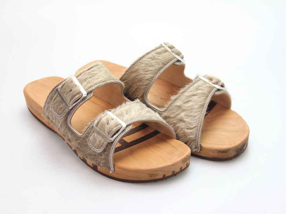 Bewegliche Sandale mit 2 Riemen in Fell